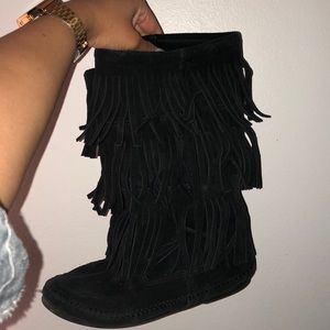 Fringe suede boots by Minnetonna